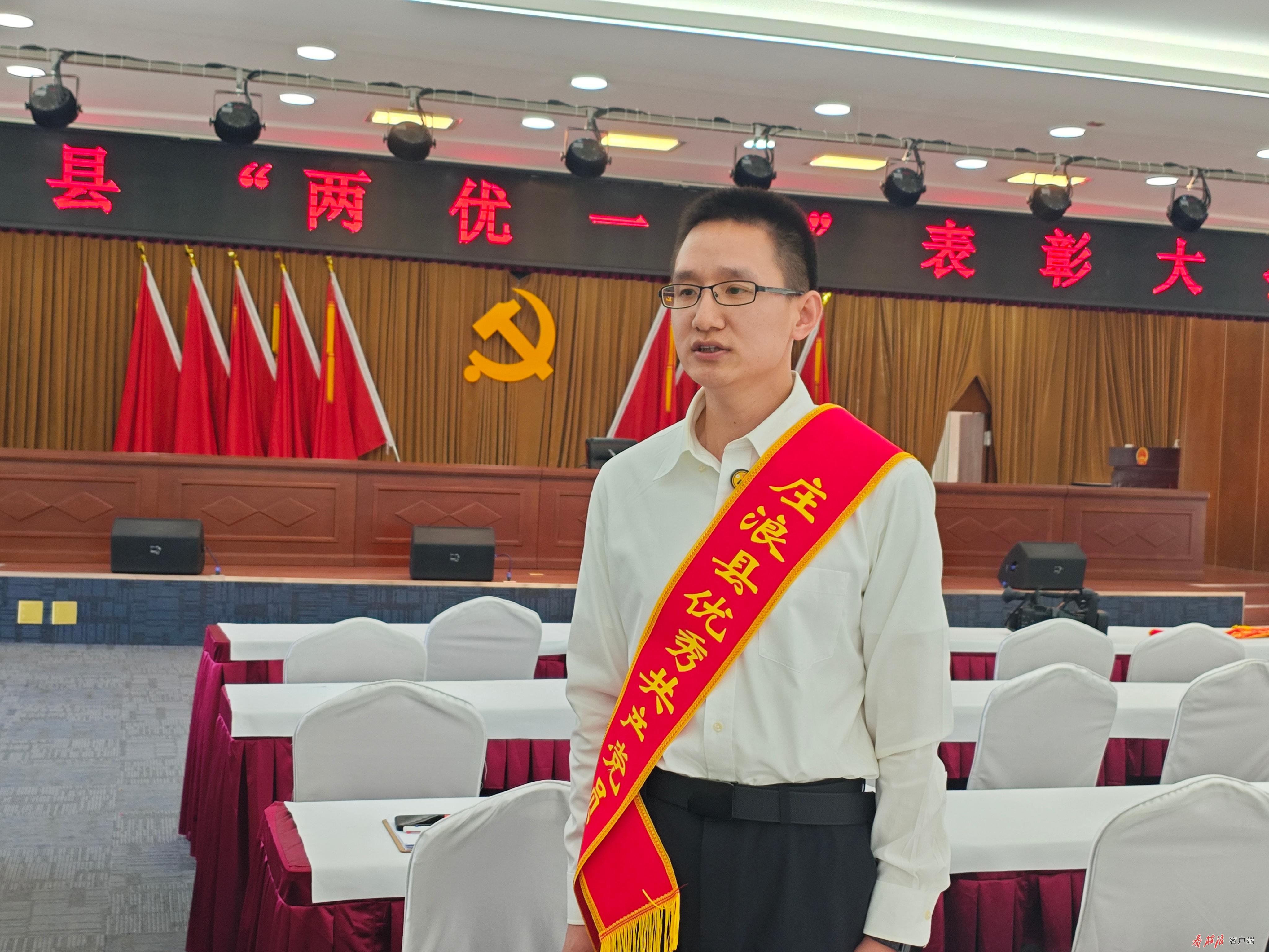 庄浪县韩店镇东门村驻村第一书记兼工作队队长王代朝表达接续奋斗，持续推动乡村振兴的决心.jpg