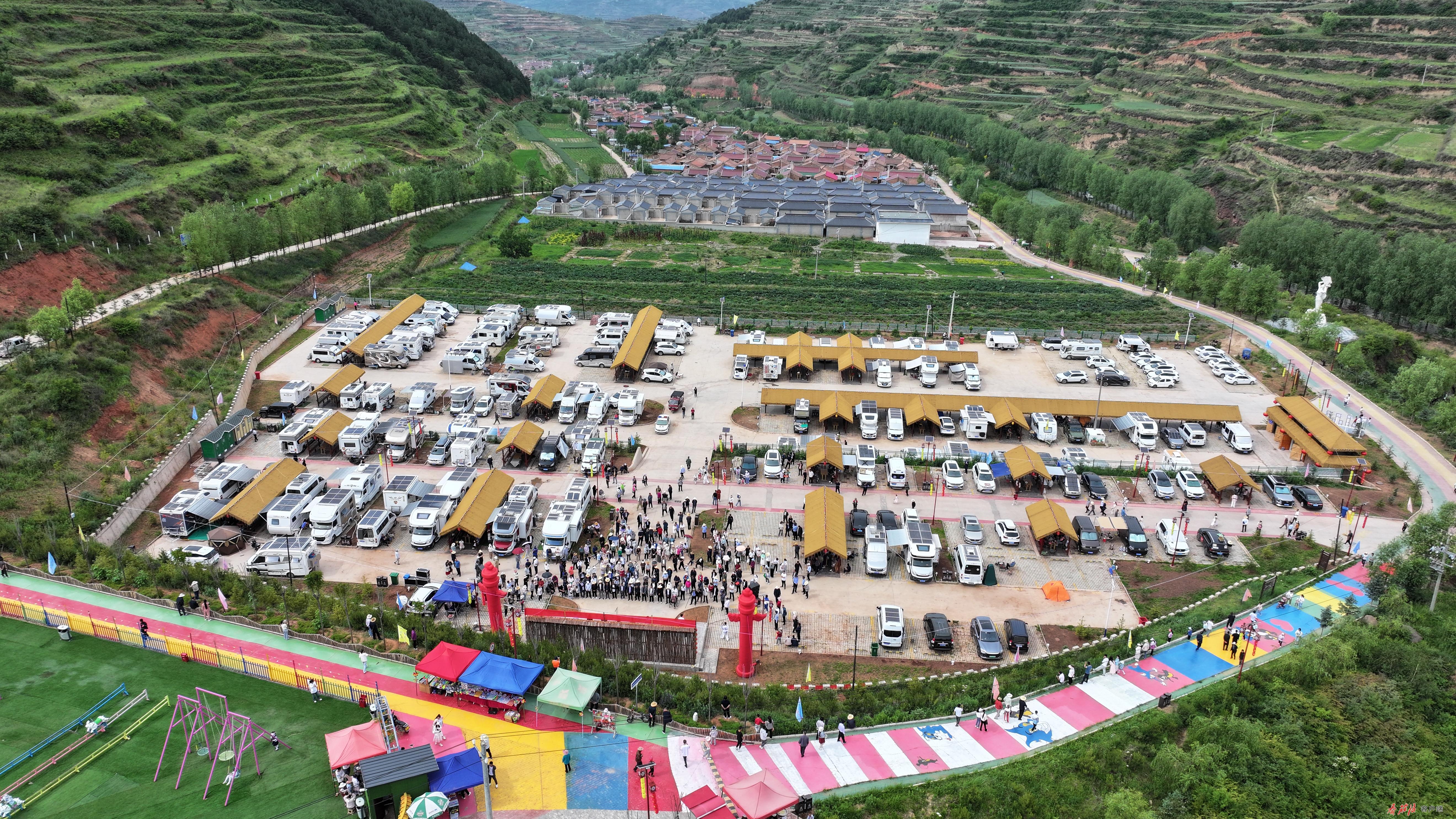 1784099529313016889.jpg 朝那湫房车避暑营地,各色房车停放在青山绿水之间。马翔翔 摄.jpg